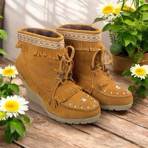Soft Moc Tan Beaded Embroidered Fringed Wedge Heel Mocassin Boot Size 7